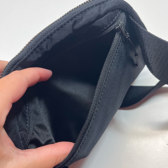 Lululemon Everywhere Black Belt Bag - Picture 8 of 12